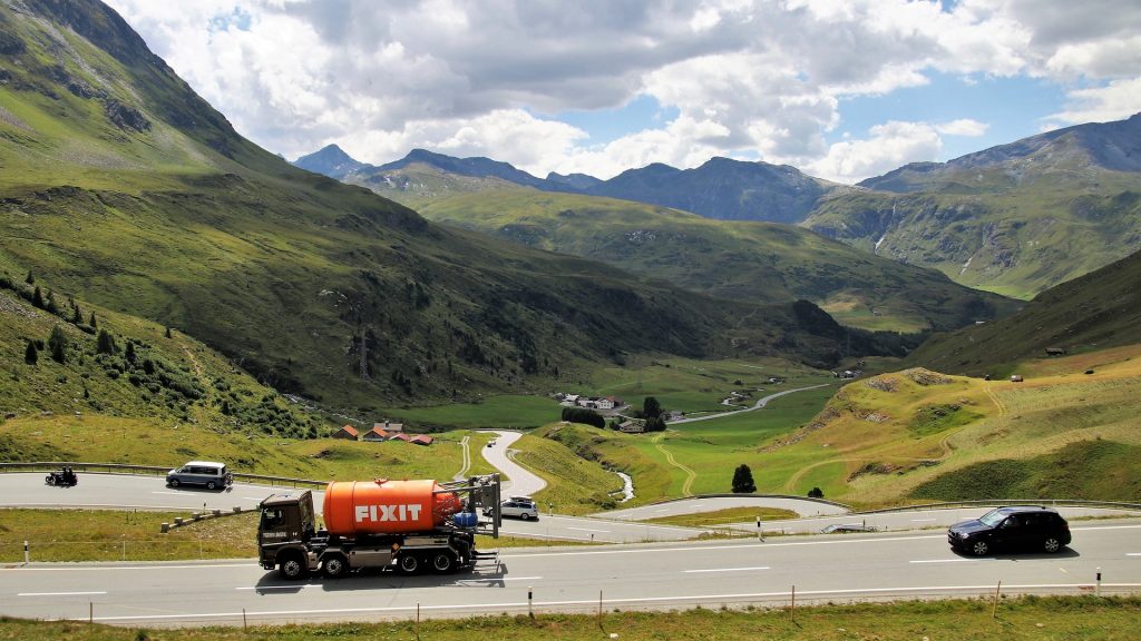 Lastverkehr auf dem Julierpass, Schweiz